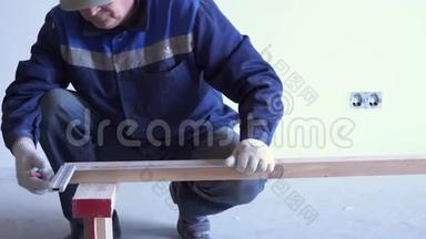 木工师傅安装松木地板-环保地板。